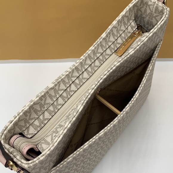 MICHAEL KORS
Jet Set Travel Large Logo Messenger Bag Vanilla Powder Blush Multi - Picture 12 of 16